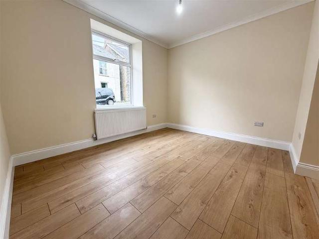 4 Bedroom End Of Terrace House