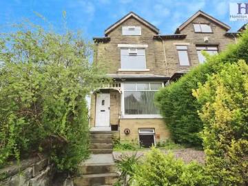 4 bedroom end of terrace house for rent in Carr Lane, Shipley.