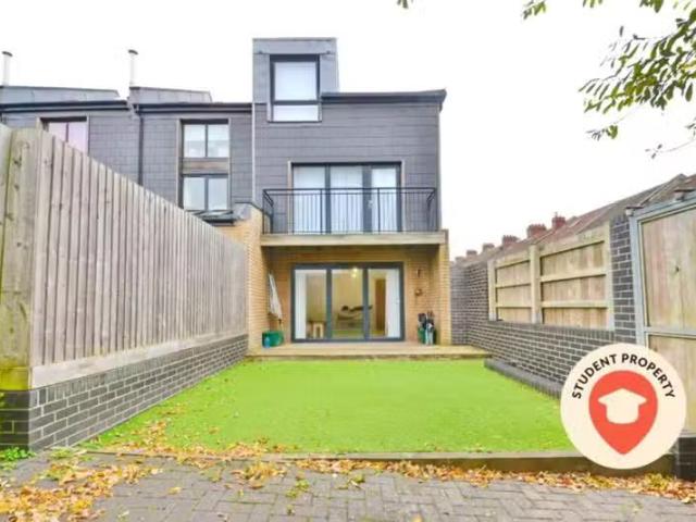 4 bedroom end of terrace house for rent in Durnford Avenue, So.