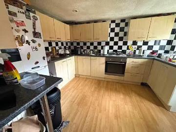 4 bedroom end of terrace house for rent in Elizabeth Crescent.