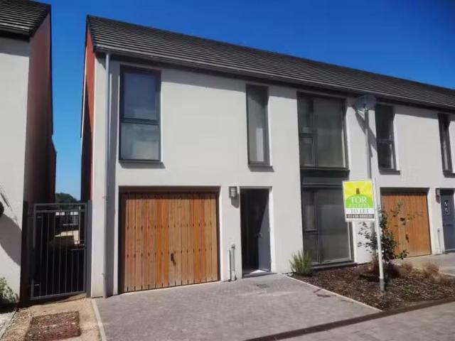 4 bedroom end of terrace house for rent in Flotilla Promenade.