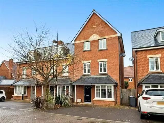 4 bedroom end of terrace house for rent in Houghton Way, Helli.