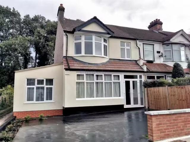 4 bedroom end of terrace house for rent in Upper Elmers End Ro.