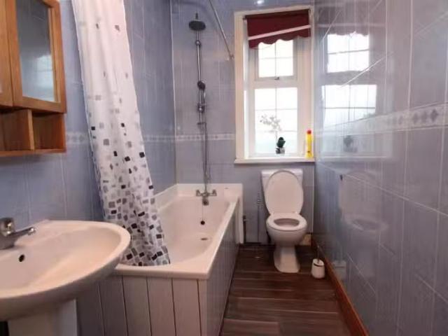 4 bedroom end of terrace house for rent in Upper Woodlands Roa.
