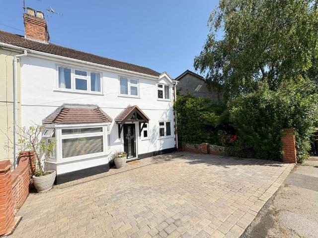 4 bedroom end of terrace house for sale