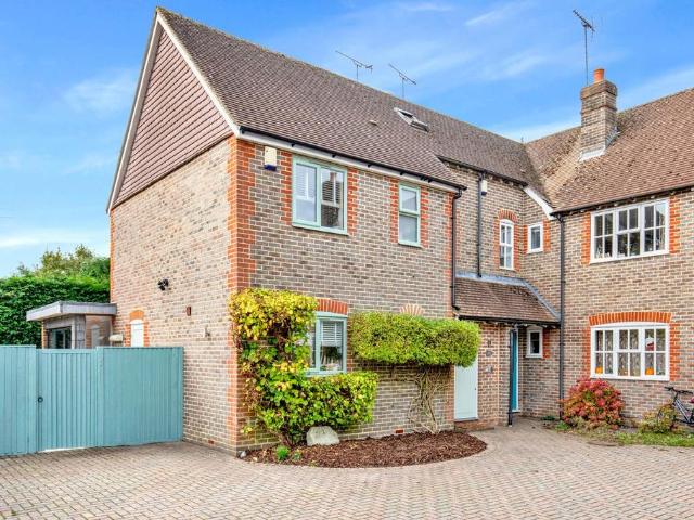 4 bedroom end of terrace house for sale