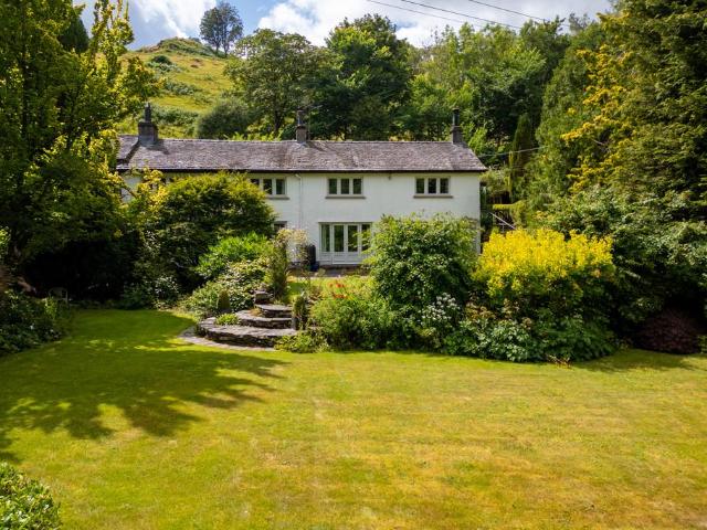 4 bedroom end of terrace house for sale