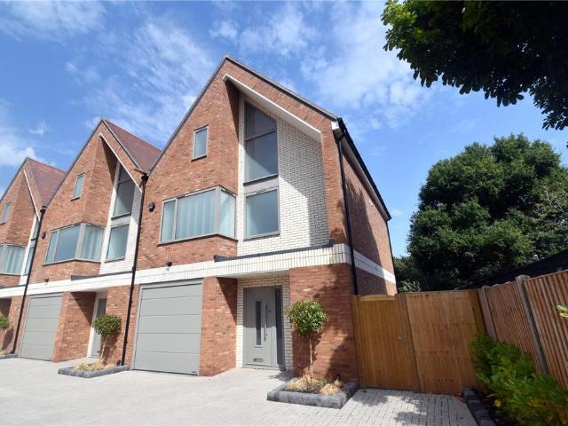 4 bedroom end of terrace house for sale