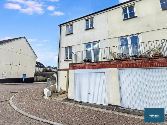 4 bedroom end of terrace house for sale
