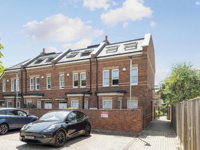 4 bedroom end of terrace house for sale