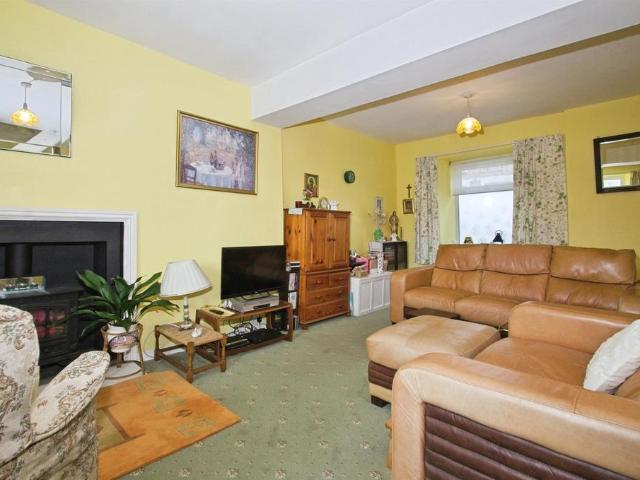4 bedroom end of terrace house for sale