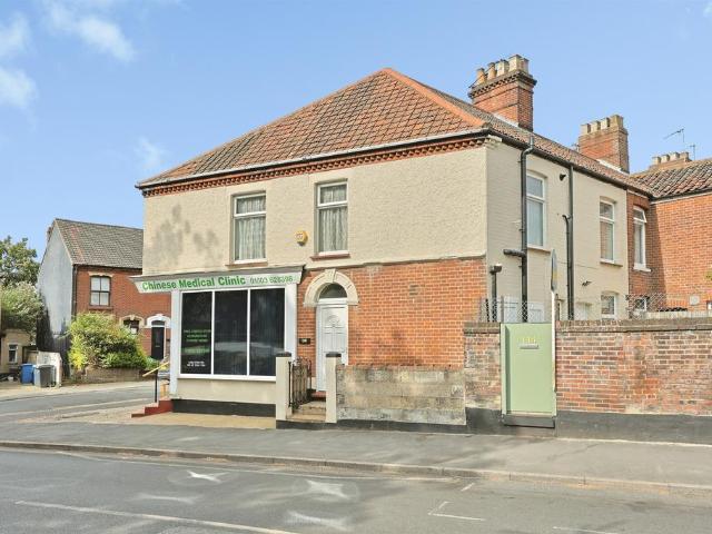 4 bedroom end of terrace house for sale