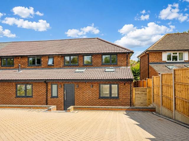 4 bedroom end of terrace house for sale