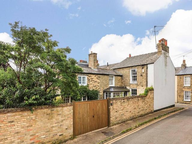 4 bedroom end of terrace house for sale