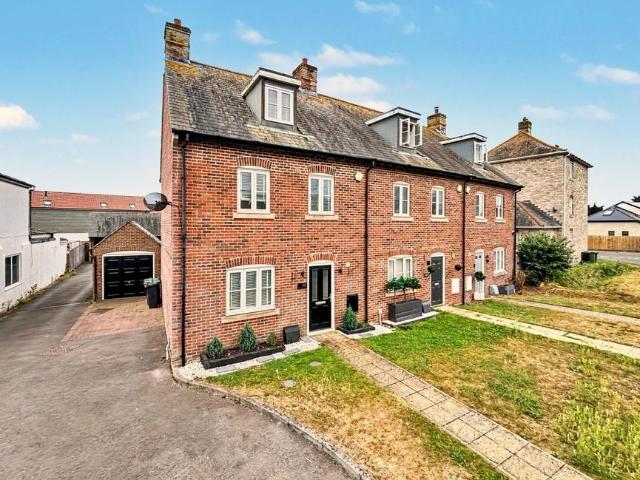 4 bedroom end of terrace house for sale