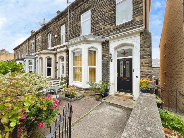 4 bedroom end of terrace house for sale
