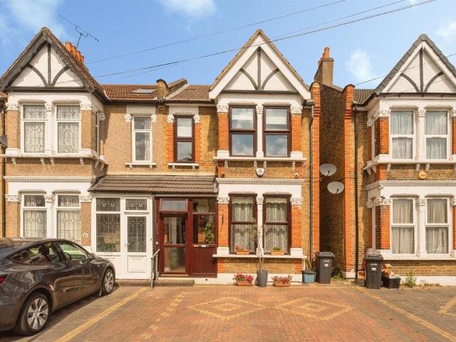 4 bedroom end of terrace house for sale