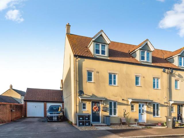 4 bedroom end of terrace house for sale