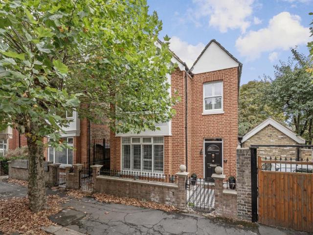 4 bedroom end of terrace house for sale