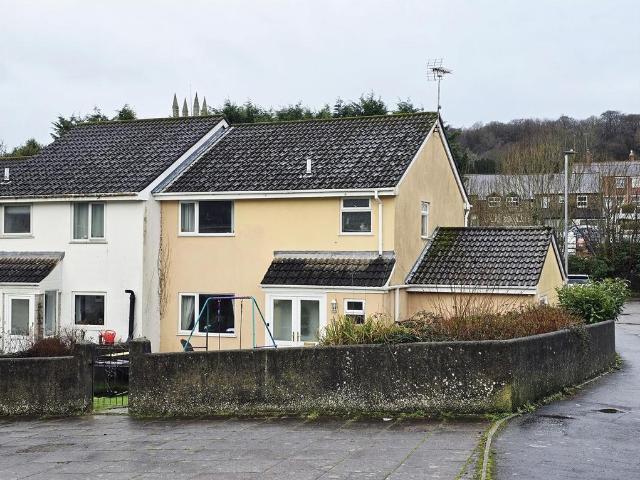 4 bedroom end of terrace house for sale