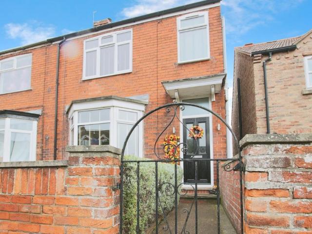 4 bedroom end of terrace house for sale