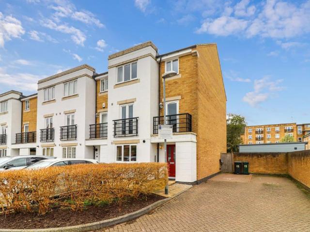 4 bedroom end of terrace house for sale