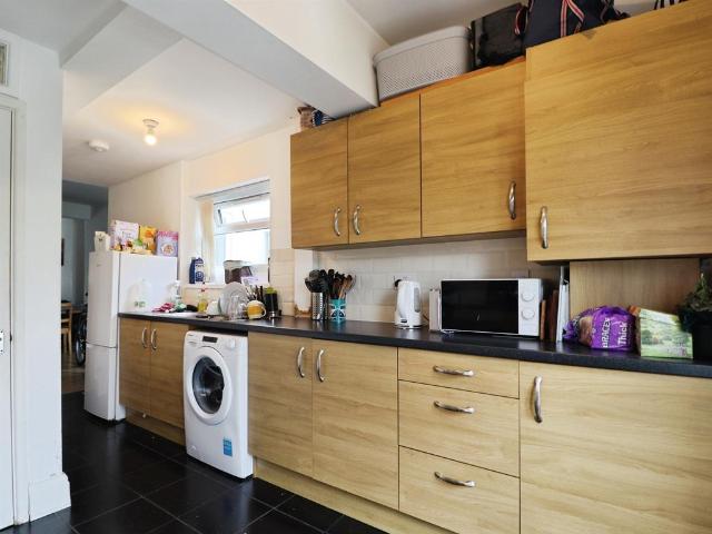 4 bedroom end of terrace house for sale