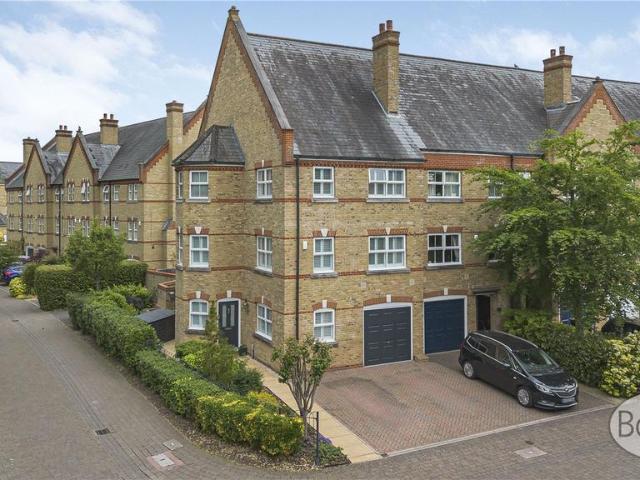 4 bedroom end of terrace house for sale