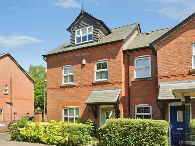 4 bedroom end of terrace house for sale