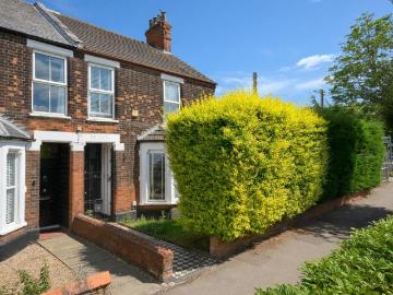 4 bedroom end of terrace house for sale