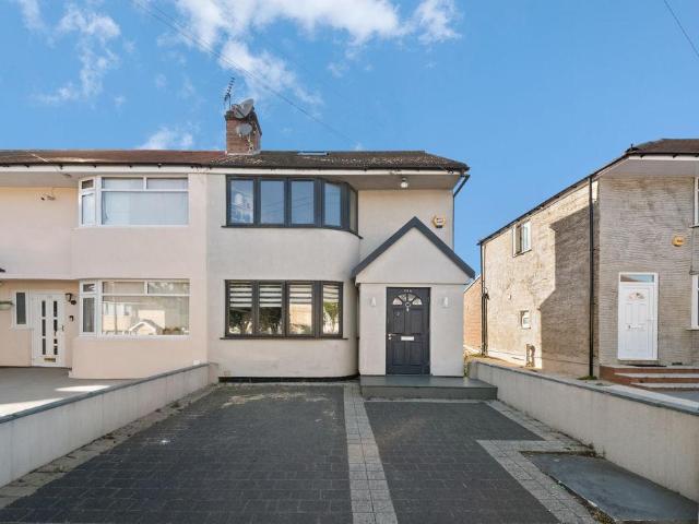 4 bedroom end of terrace house for sale