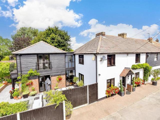 4 bedroom end of terrace house for sale