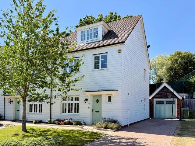4 bedroom end of terrace house for sale