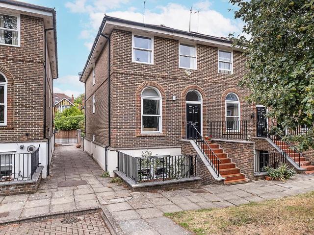4 bedroom end of terrace house for sale