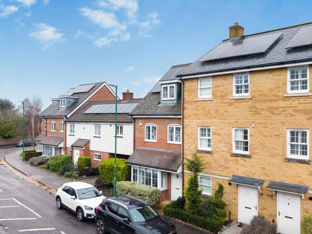 4 bedroom end of terrace house for sale