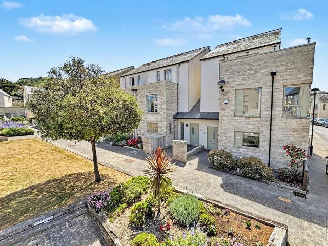 4 bedroom end of terrace house for sale