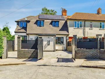 4 bedroom end of terrace house for sale