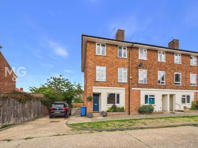 4 bedroom end of terrace house for sale