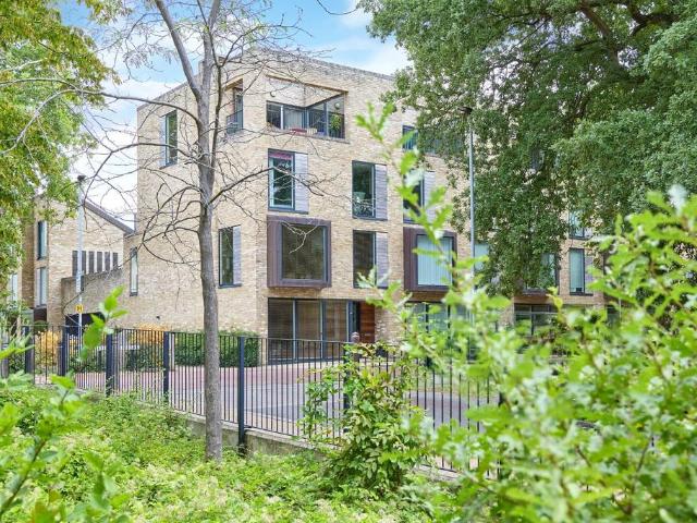 4 bedroom end of terrace house for sale