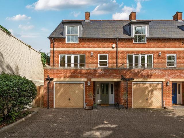 4 bedroom end of terrace house for sale