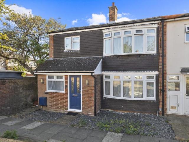 4 bedroom end of terrace house for sale
