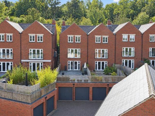 4 bedroom end of terrace house for sale