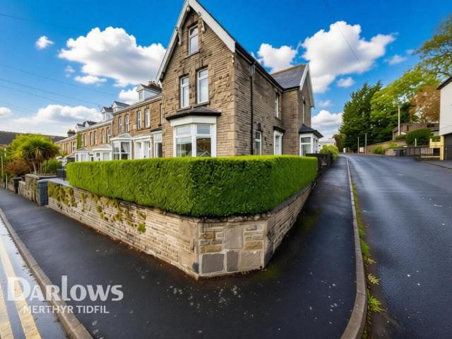 4 bedroom end of terrace house for sale