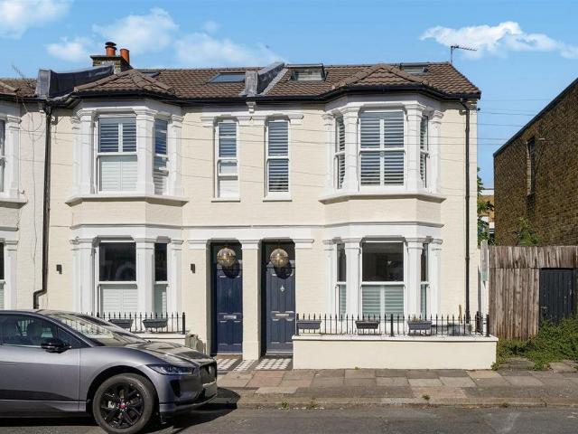4 bedroom end of terrace house for sale