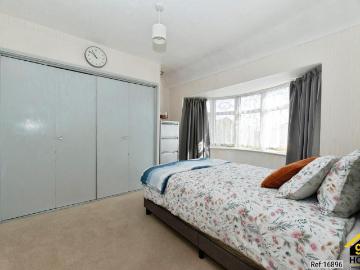4 bedroom end of terrace house for sale