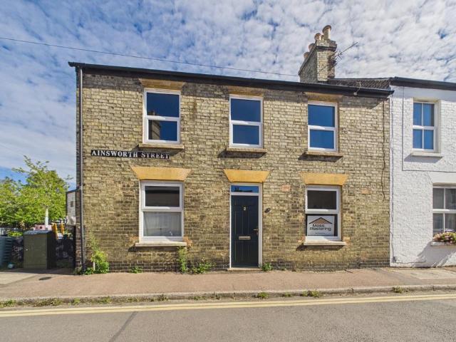 4 bedroom end of terrace house for sale