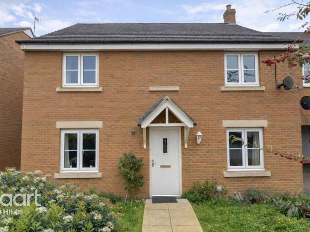 4 bedroom link detached house for sale