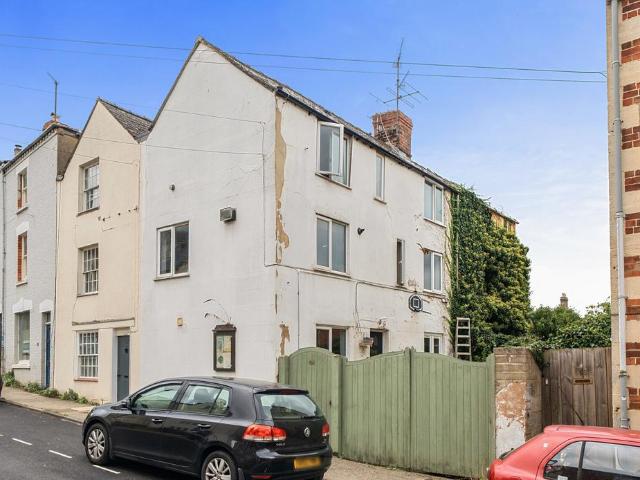 4 bedroom end of terrace house for sale