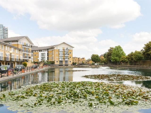 4 bedroom end of terrace house for sale