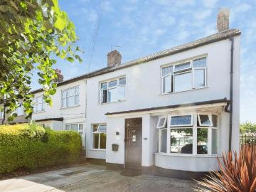 4 bedroom end of terrace house for sale